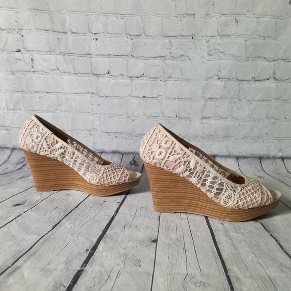 EUC American Eagle lacy wedge heels - 9 - Picture 2 of 9